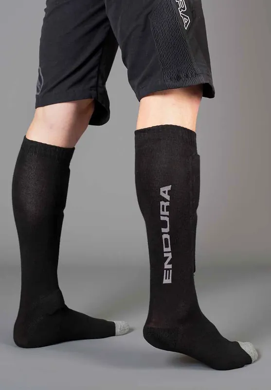 Prezzo Ridotto Calzini parastinchi Endura Singletrack nero